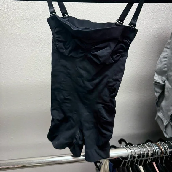 Skims Black Seamless Sculpt Strapless Shortie Bodysuit. Comes with straps NWOT - Picture 3 of 5